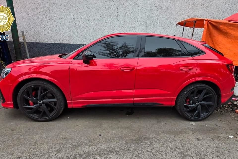 Los policías observaron un vehículo rojo de alta gama sin placas de circulación que llevaban al parecer un arma de fuego