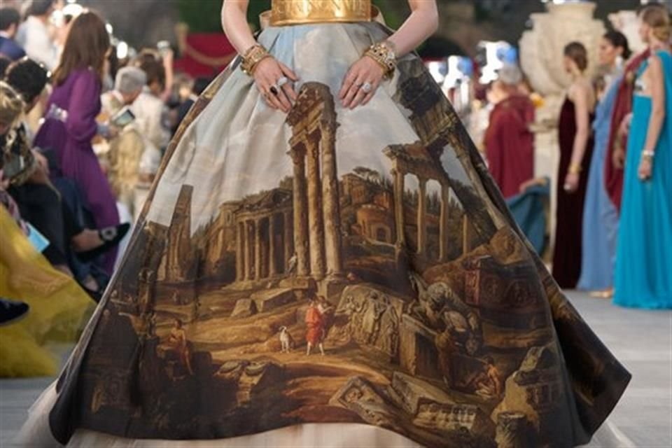Otros de los vestidos que llamaron mucho la atención, fueron tres diferentes que añadieron retratos de lo que era la Antigua Roma en la misma prenda, lo que fácilmente simulaba una pintura andante.