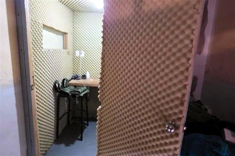 Autoridades en Puebla detuvieron a cuatro personas que utilizaban una cabina telefónica acondicionada para simular ser integrantes de un cártel, para extorsionar e intimidar a sus víctimas.