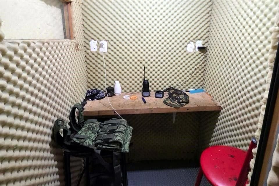 Autoridades en Puebla detuvieron a cuatro personas que utilizaban una cabina telefónica acondicionada para simular ser integrantes de un cártel, para extorsionar e intimidar a sus víctimas.