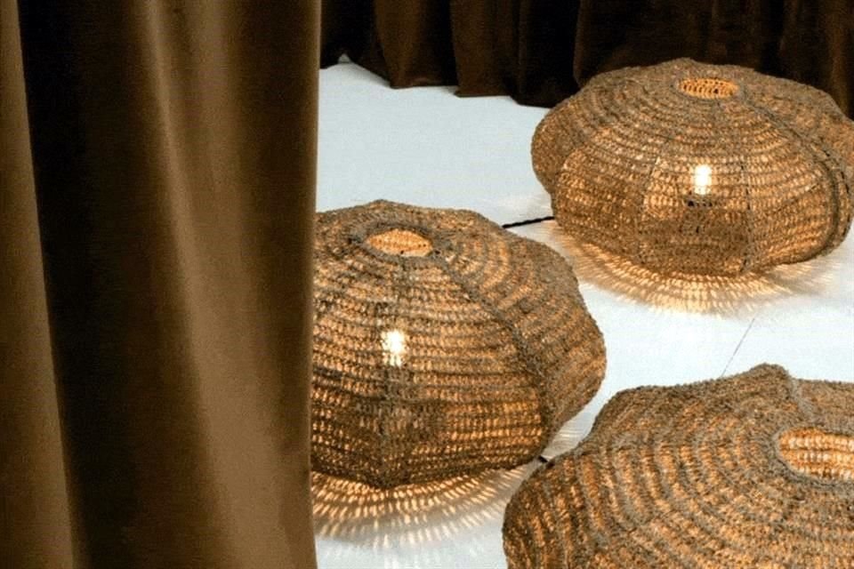 Cada pieza se cose a una estructura interna de aluminio, logrando estabilidad y ligereza visual.