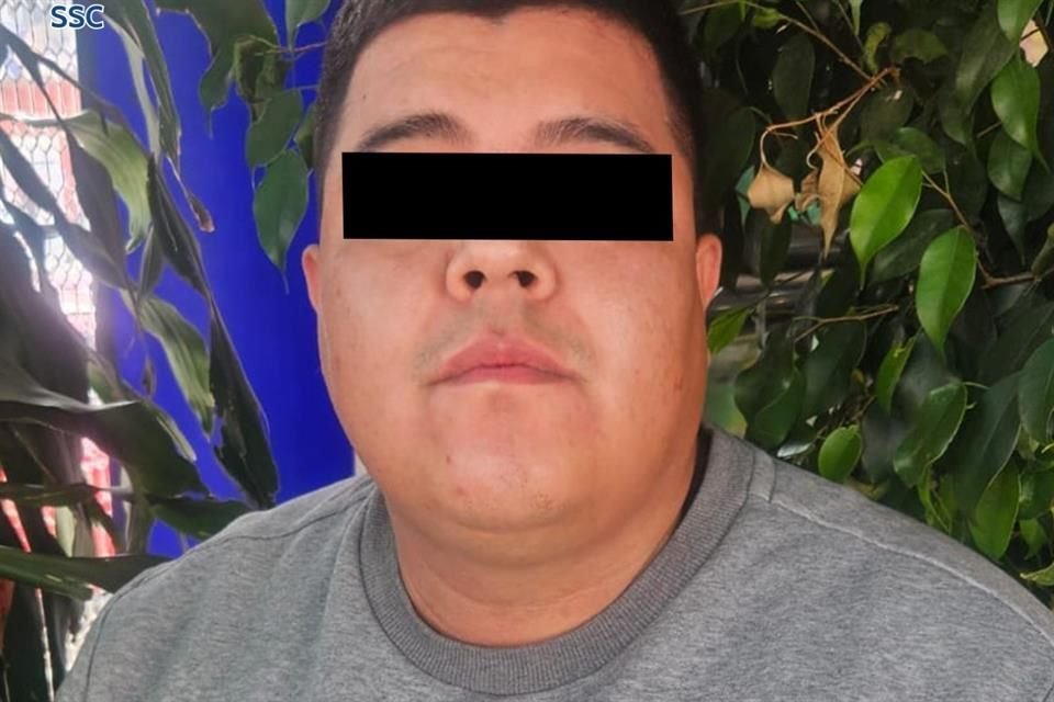 El sujeto comenzó a actuar de forma extraña tras la detención.