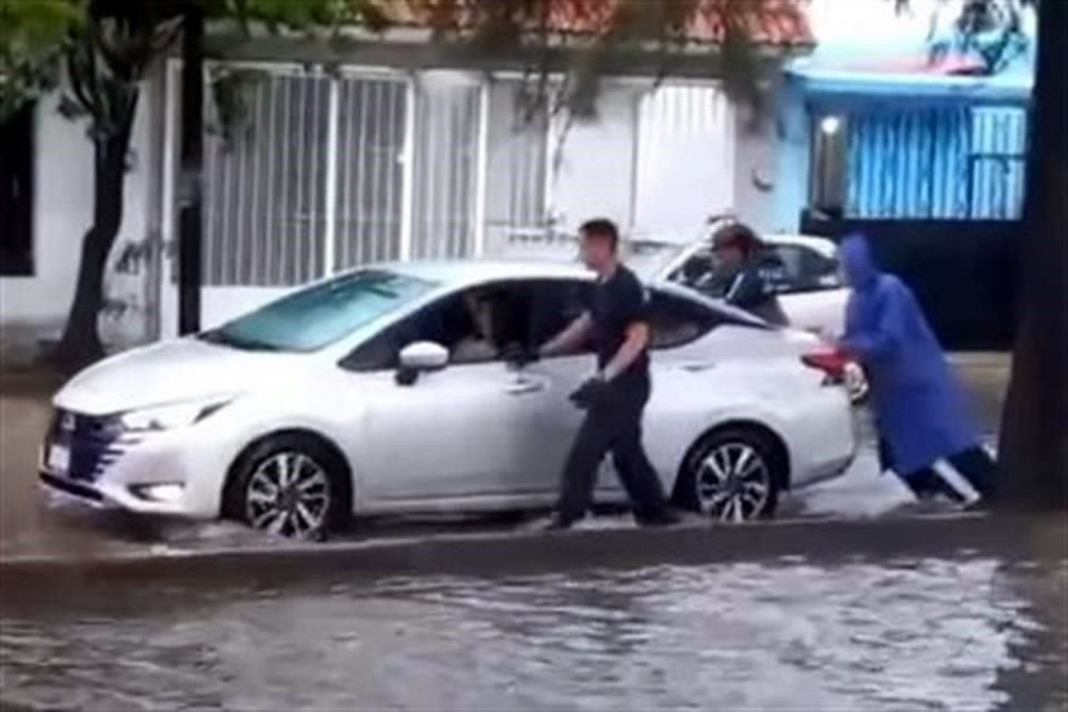 Por segundo día consecutivo, Aguascalientes sufre estragos por intensas lluvias, con inundaciones, apagones, árboles caídos y autos varados, lo que ha afectado distintos puntos de la entidad.