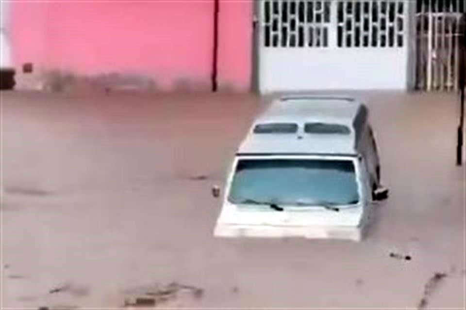 Por segundo día consecutivo, Aguascalientes sufre estragos por intensas lluvias. Ayer, el nivel del agua alcanzó los 90 centímetros. 