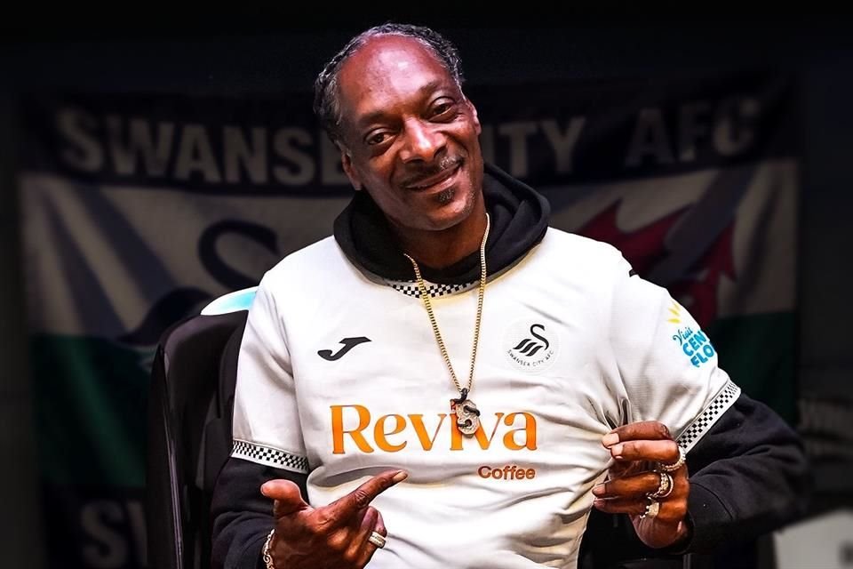 Snoop Dogg presume los colores de su nuevo equipo.