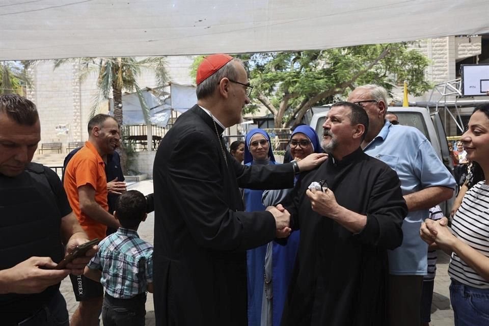 Importantes líderes religiosos visitaron Gaza después de que la única iglesia católica del enclave fuera impactada por un proyectil israelí.