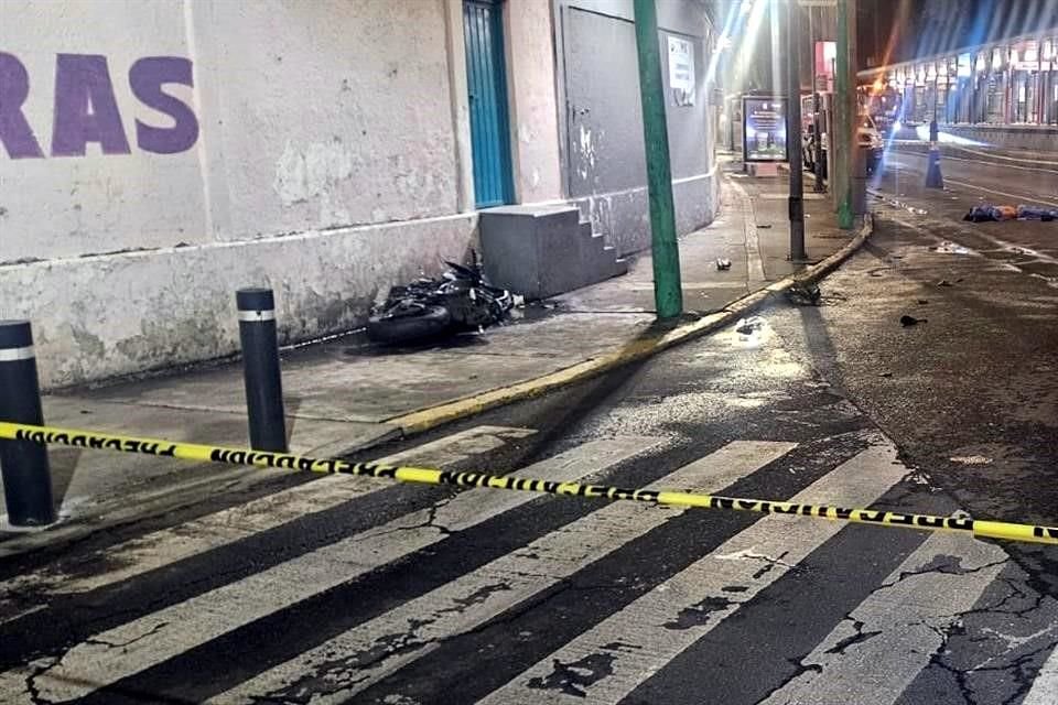 En la Alcaldía Iztapalapa, un agresor murió y otro resultó lesionado mientras escapaban, después de balear a una persona.
