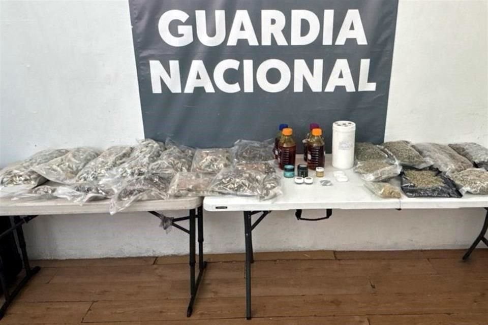 Agentes de la Guardia Nacional aseguraron dos maletas llenas de drogas y abandonadas en la banda de reclamo de equipaje.