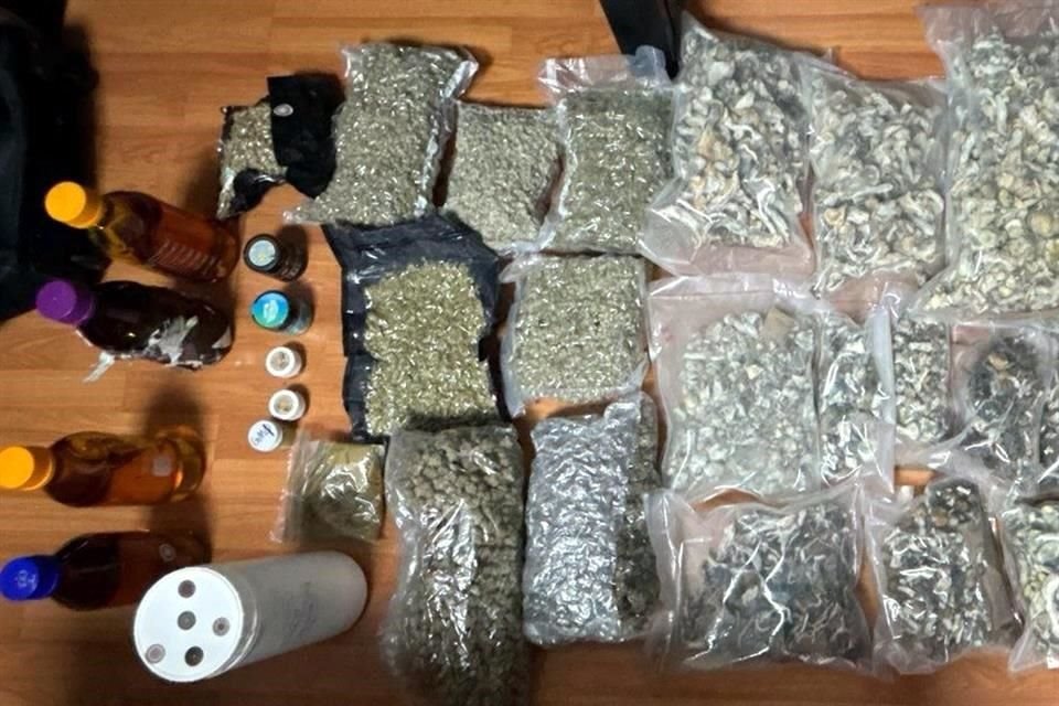 Agentes de la Guardia Nacional aseguraron dos maletas llenas de drogas y abandonadas en la banda de reclamo de equipaje.