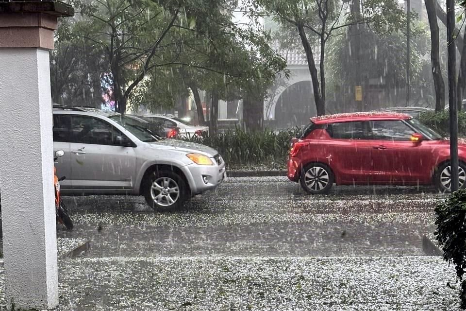 Fuerte granizada afecta zonas de Miguel Hidalgo en la Ciudad de México.
