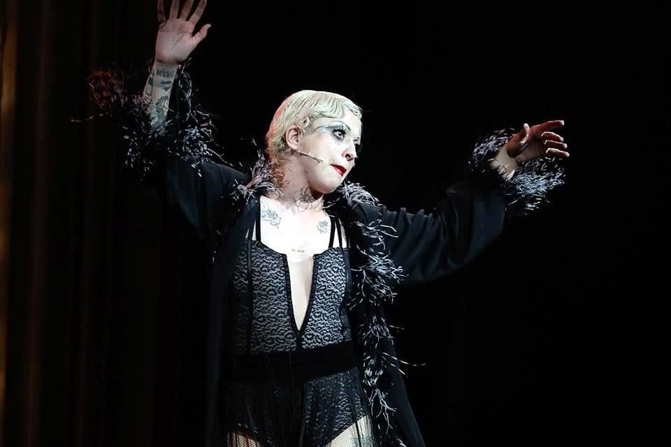 La cantante se emocionó al recibir ovación de pie.