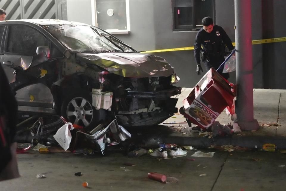 Samochód rozbił się na chodniku, uderzając w tłum ludzi czekających na wejście do klubu nocnego na Los Angeles Boulevard. W wyniku wypadku kilka osób zostało rannych, niektóre poważnie.
