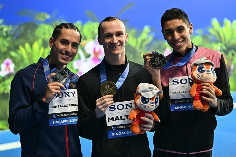 Diego Villalobos (der.) presume su medalla de bronce.