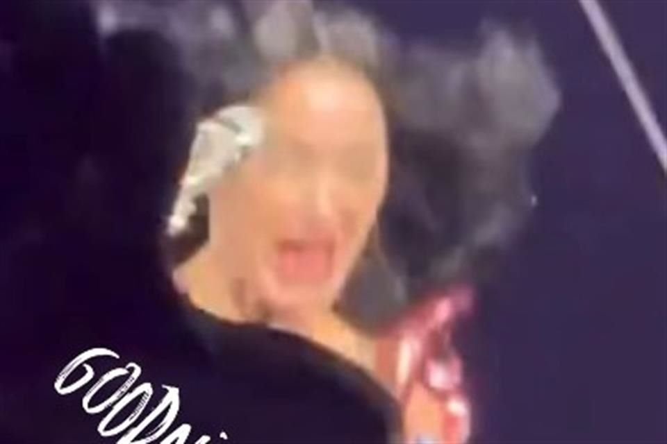 Después del concierto, en tono de broma, compartió en sus historias de Instagram una foto asustada durante el incidente.