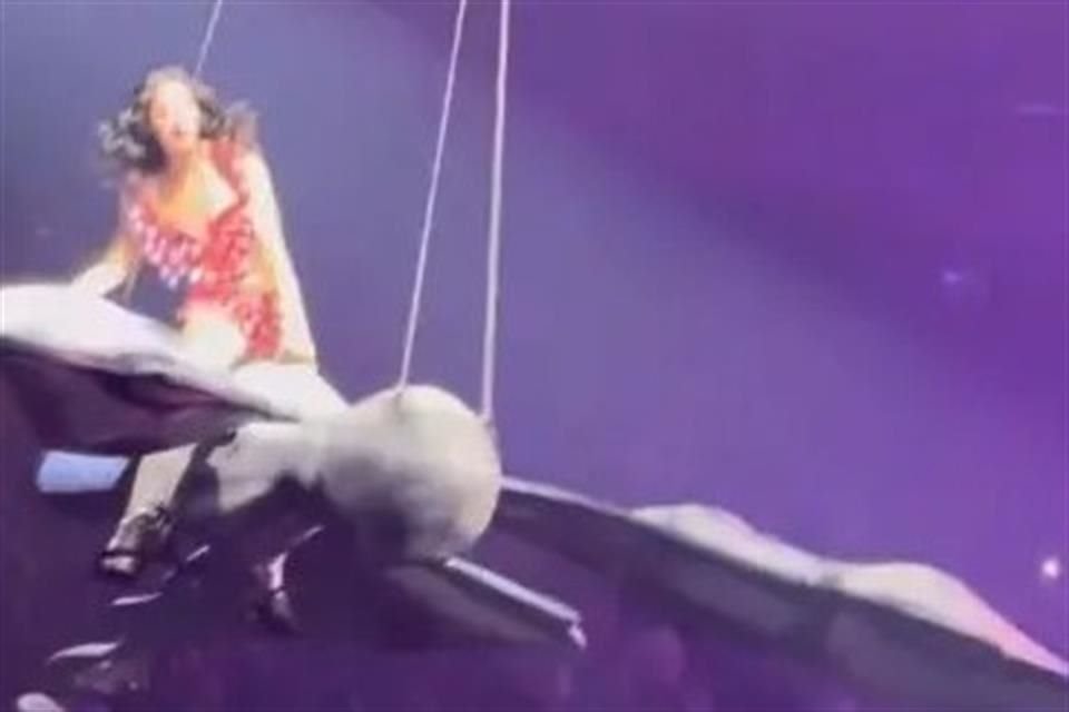 La cantante Katy Perry casi se cae de una hélice voladora en forma de mariposa en su concierto de San Francisco, pero recuperó equilibrio.
