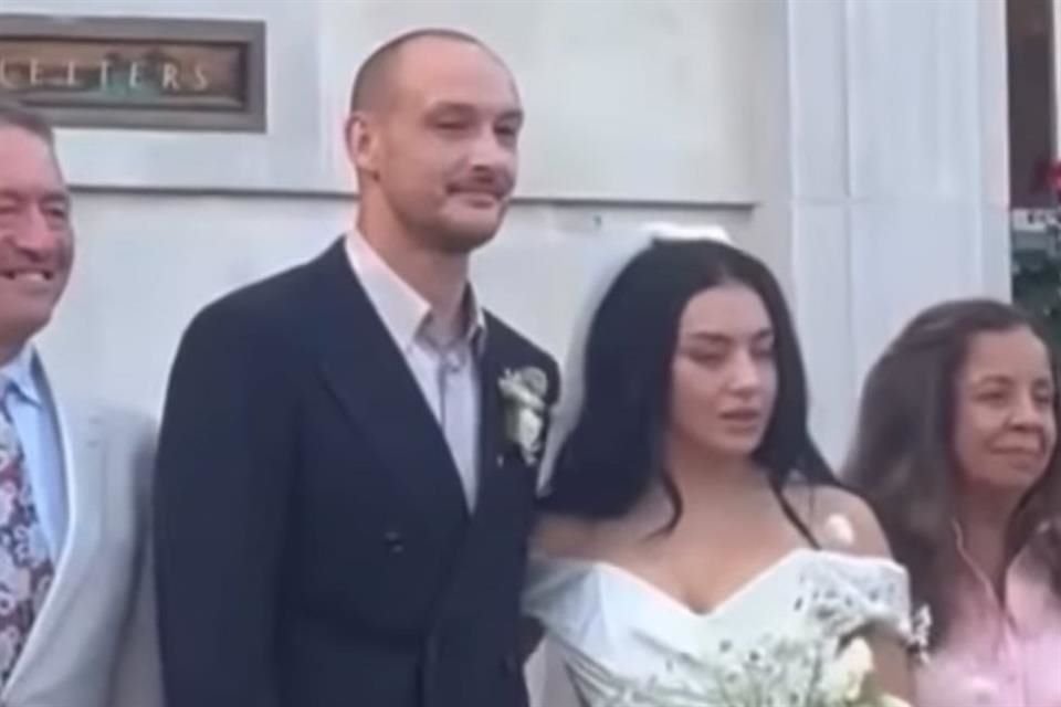 Charli XCX y el baterista George Daniel, integrante de The 1975, se casaron en una íntima ceremonia en Londres, tras tres años de relación.