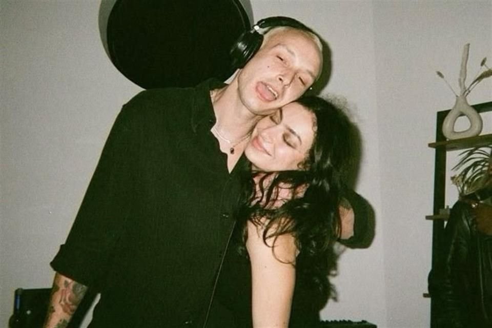 De acuerdo con una agencia de fotografía, todos los miembros de The 1975 estuvieron presentes, con excepción del vocalista Matty Healy.