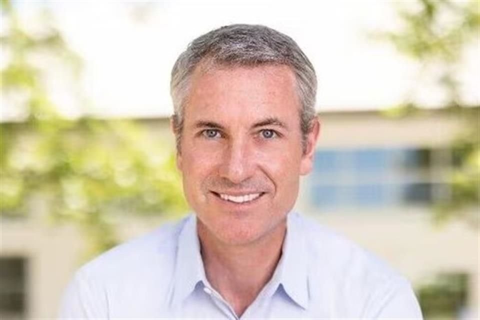 Andy Byron renunció como CEO de Astronomer tras ser captado besándose con su jefa de recursos humanos en un concierto de Coldplay en Boston.