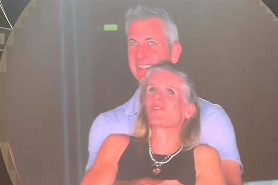 El incidente ocurrió el miércoles por la noche, cuando Andy Byron y Kristin Cabot fueron captados abrazándose de forma romántica mientras esquivaban torpemente la 'kiss cam' del concierto de Coldplay.