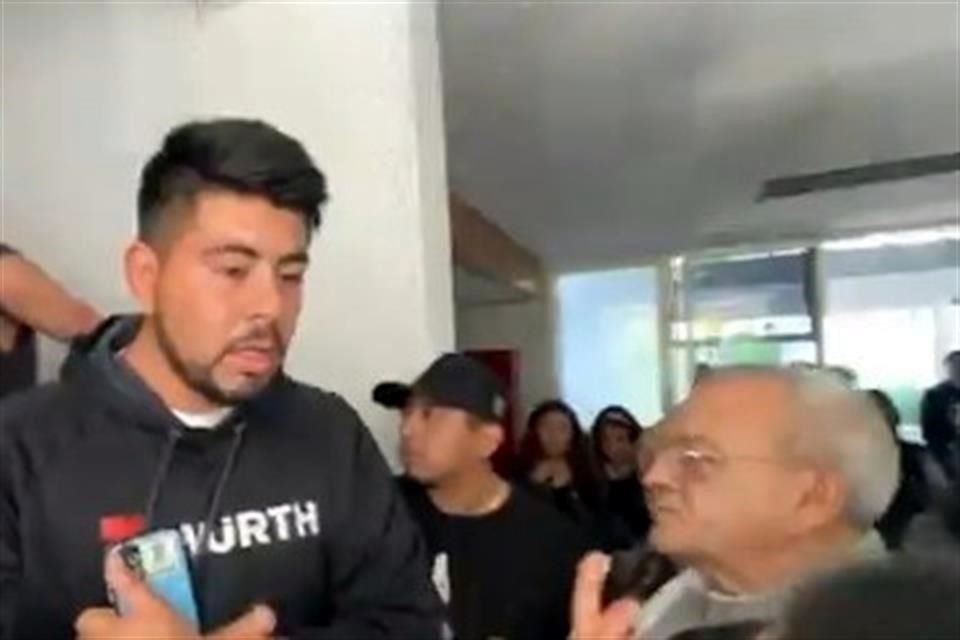 La agrupación Somos México no logró llevar a cabo una asamblea en el distrito 19 de la Ciudad de México, debido a que directivos del deportivo Censodep impidieron el paso al auditorio.