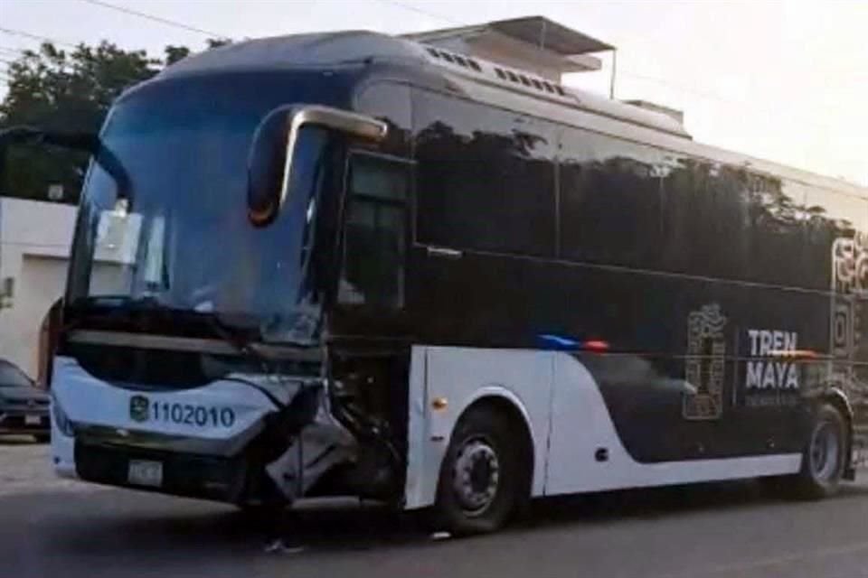 En Tulum, Quintana Roo, un autobús del sistema de transporte del Tren Maya chocó con una camioneta particular en la carretera federal 307, y el conductor huyó del lugar.