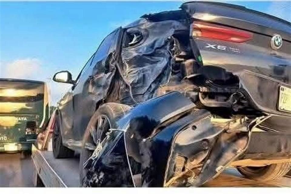 En Tulum, Quintana Roo, un autobús del sistema de transporte del Tren Maya chocó con una camioneta particular en la carretera federal 307, y el conductor huyó del lugar.