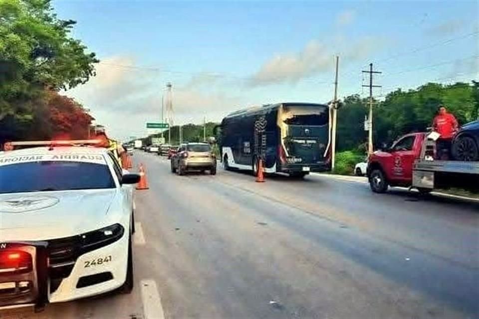 En Tulum, Quintana Roo, un autobús del sistema de transporte del Tren Maya chocó con una camioneta particular en la carretera federal 307, y el conductor huyó del lugar.