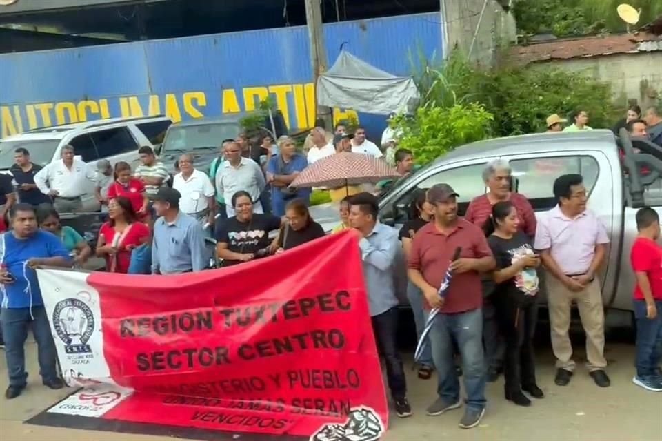 Maestros de la CNTE de Oaxaca se manifestaron en un evento de la Presidenta Claudia Sheinbaum, pero les prohibieron la entrada.