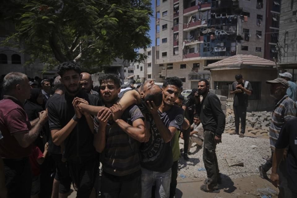 Al menos 73 personas murieron tras disparos israelíes contra multitud mientras intentaban acceder a ayuda en Gaza, según autoridades.
