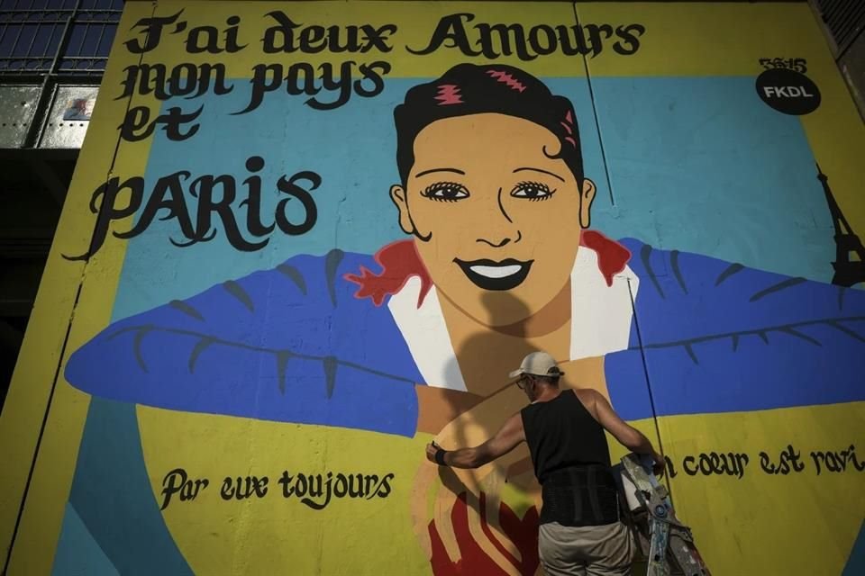 Un mural muy colorido de la cantante y activista Josephine Baker, pintado por el artista urbano FKDL, fue develado en un barrio de París.