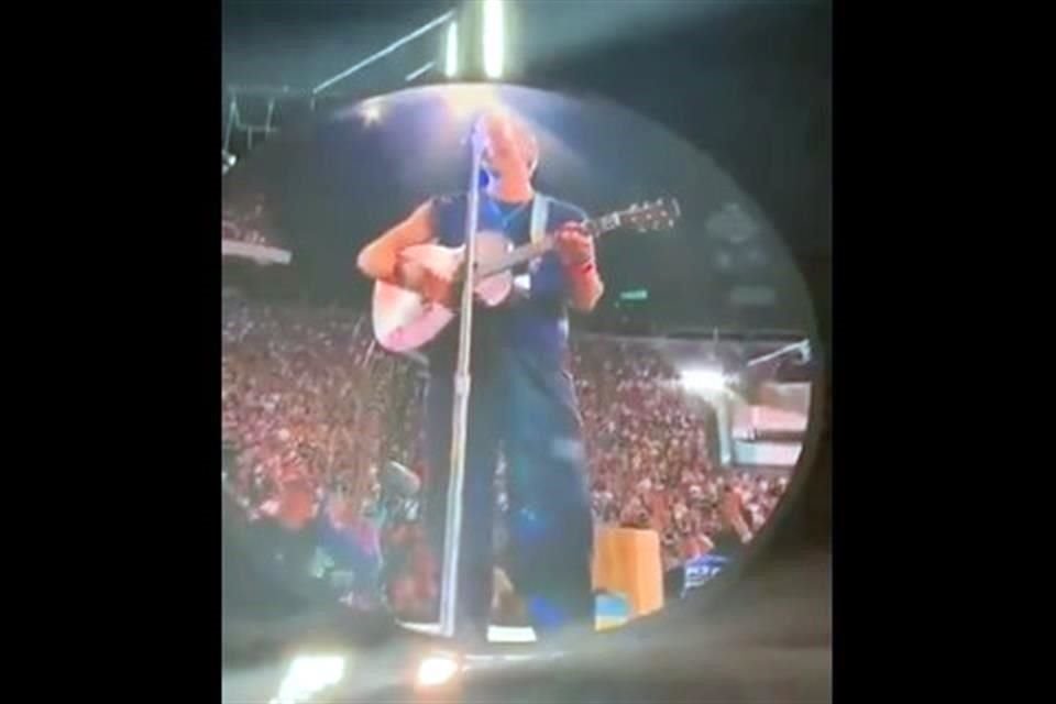 Chris Martin hizo un comentario en broma antes de reactivar la 'kiss cam' en su concierto en Wisconsin.