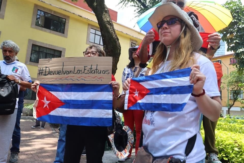 Integrantes de organizaciones sociales pidieron que las estatuas de Castro y del Che Guevara fueran devueltas.