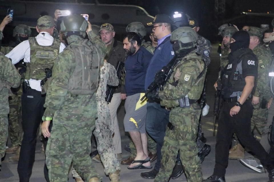 Escoltado por soldados y policías, Adolfo 'Fito' Macías, líder de la banda Los Choneros, llega a Guayaquil, Ecuador, tras ser recapturado, el 25 de junio de 2025.