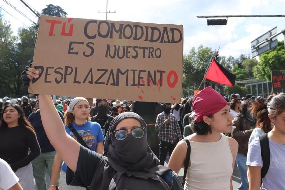 La marcha partió de Fuentes Brotantes y avanzo sobre Insurgentes Sur.