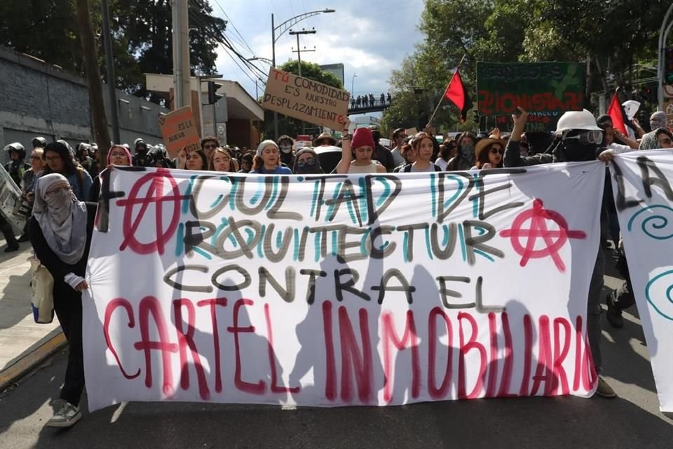 Manifestantes critican la falta de acceso a vivienda y la presencia policial en la marcha.