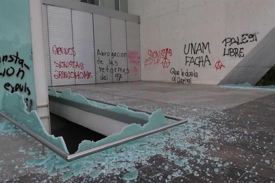 Demonstranten schilderden graffiti en vernielden het Museum voor Hedendaagse Kunst.