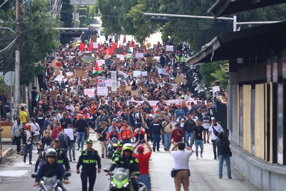Integrantes de colectivos que protestan contra la gentrificación , marchan sobre Avenida Insurgentes sur, desde la estación Fuentes Brotantes.