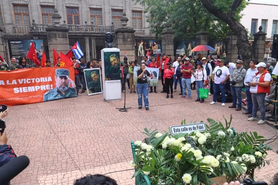 El grupo de manifestantes llevó flores blancas a la banca donde estaban las figuras.