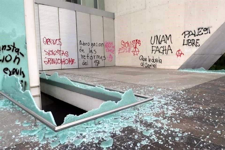 Un grupo de manifestantes destruyeron cristales y vandalizaron el acceso principal del MUAC.