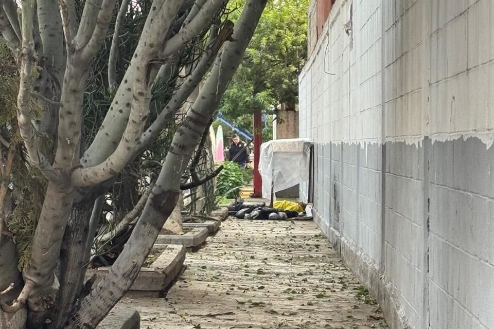 Uno de entre 60 y 65 años falleció en la Avenida Alta Tensión, casi esquina con Jacarandas en la Colonia Torres de Potrero en la Alcaldía Álvaro Obregón.