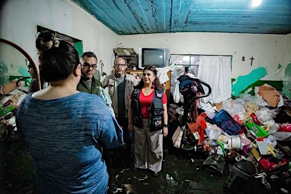Vecinos de Lomas Quebrada mostraron daños en muebles, ropa y enseres que dejó el agua al entrar a sus casas.