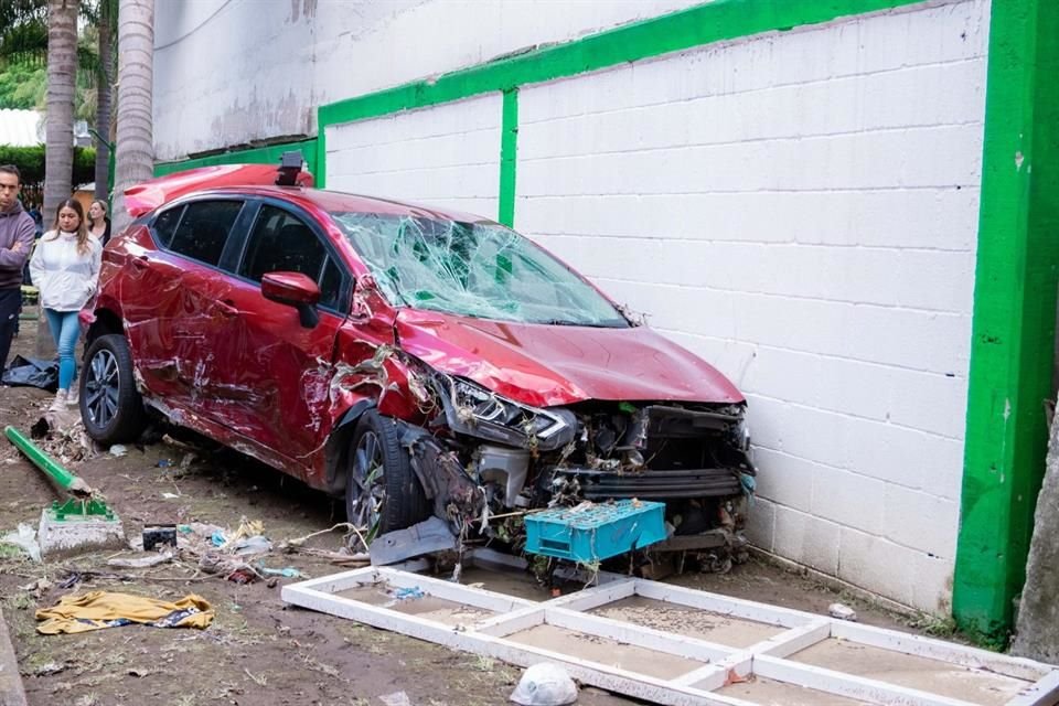 En las calles todavía había automóviles que fueron arrastrados por el torrente.