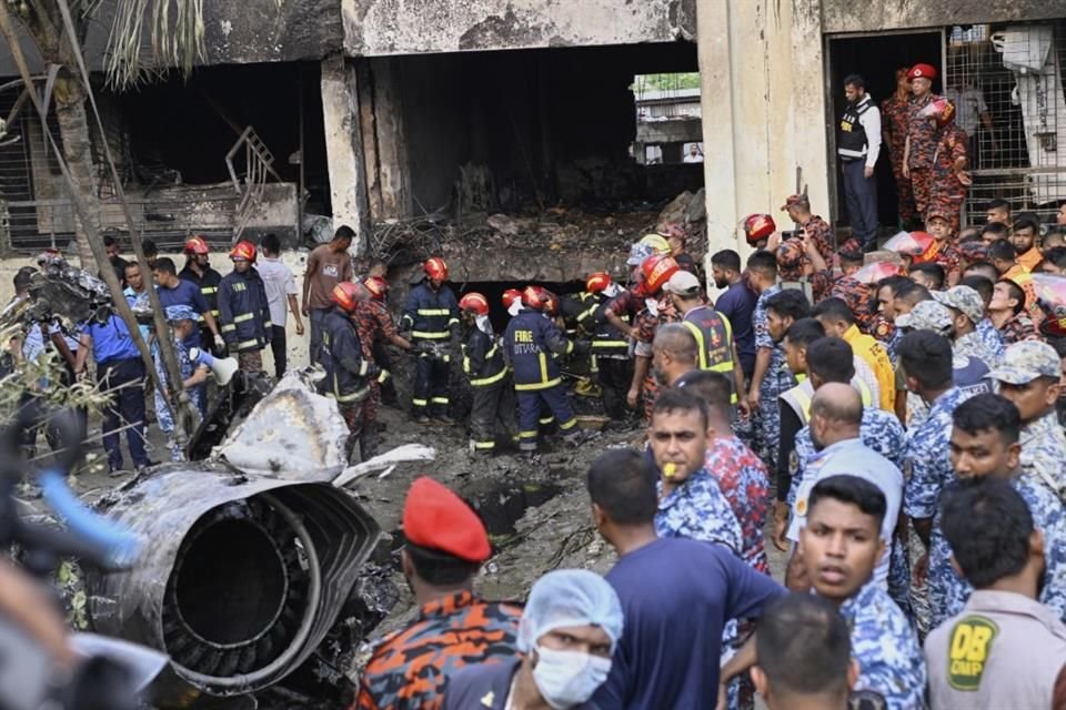El Ejército dijo que el jet despegó a la 1:06 de la tarde y se estrelló poco después, incendiándose de inmediato. Por ahora no se sabe la causa del suceso.