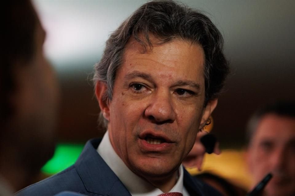 El Ministro de Hacienda de Brasil, Fernando Haddad, habla con la prensa en Río de Janeiro, Brasil, el 4 de julio de 2025.
