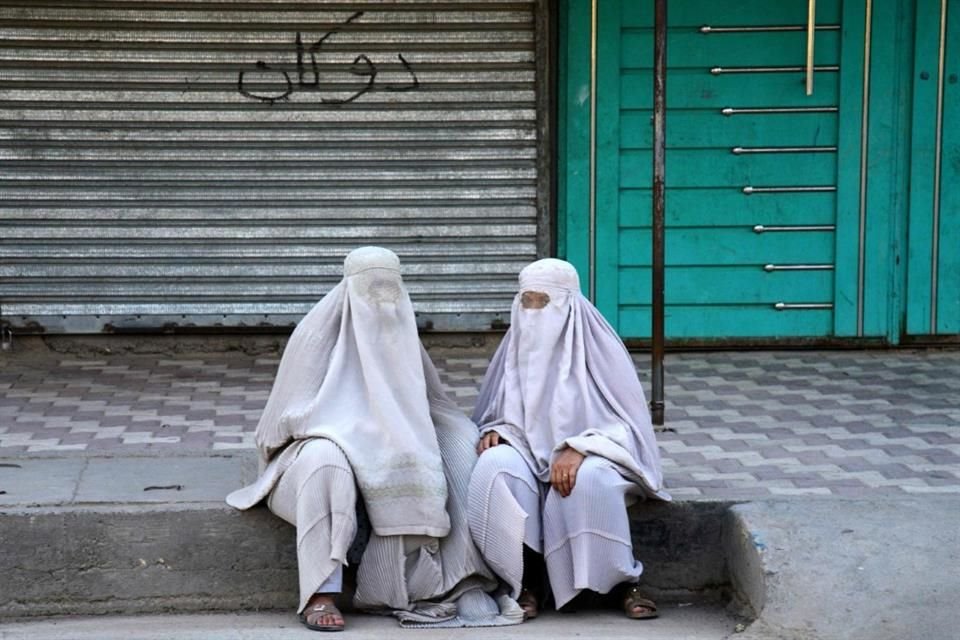 Mujeres afganas cubiertas con burka sentadas en una calle en Kandahar, el 21 de julio del 2025.