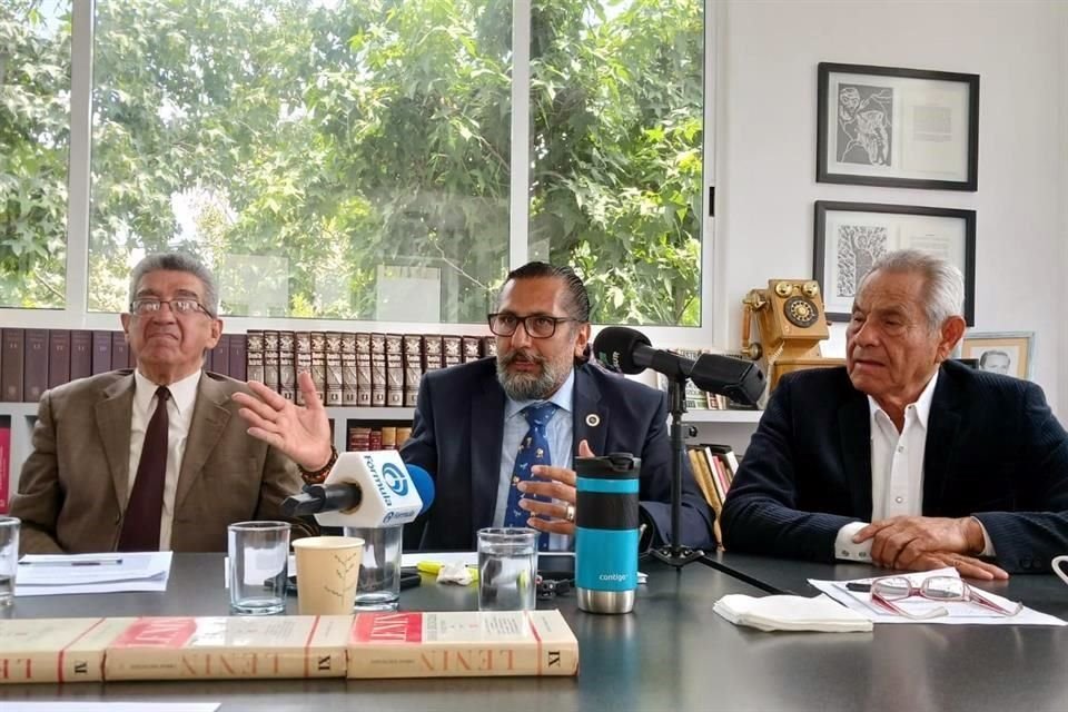 Integrantes de la ANAD en conferencia.