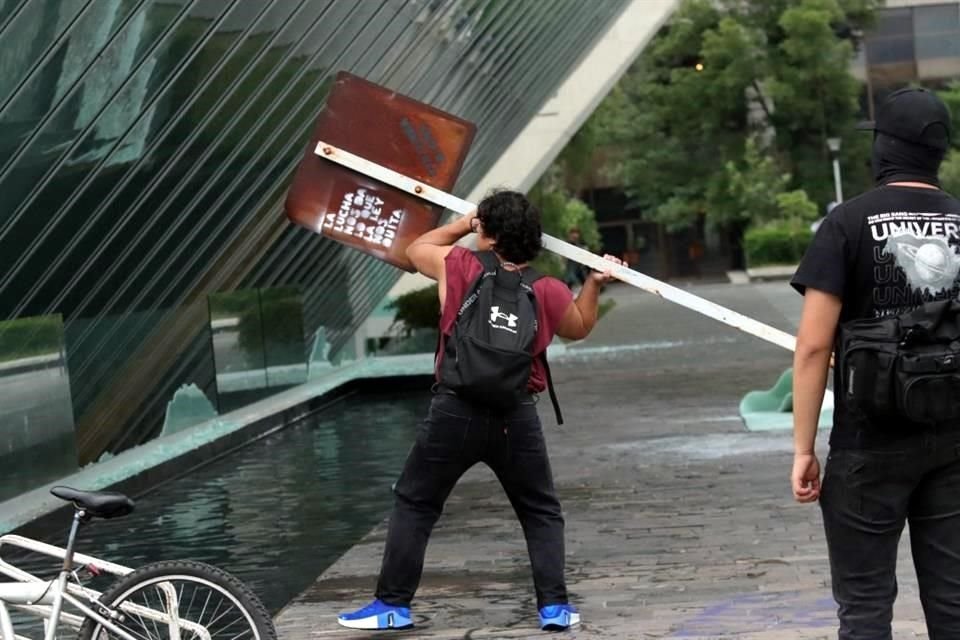 Manifestantes que participaron este domingo en una marcha contra la gentrificación dañaron la fachada del Museo Universitario Arte Contemporáneo (MUAC).