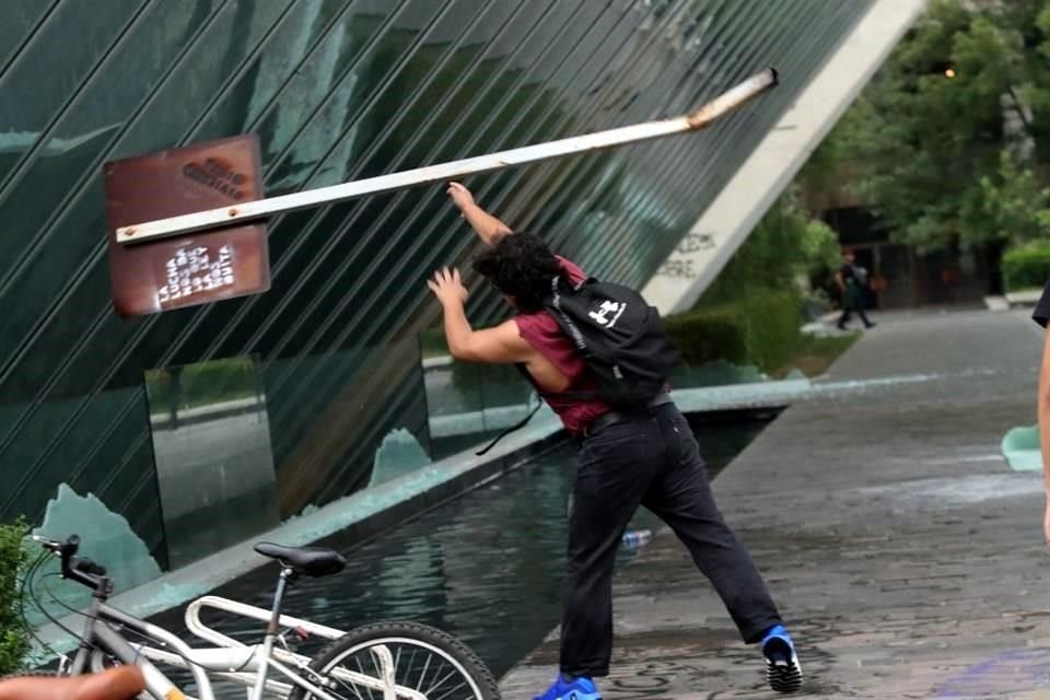 Varios vidrios del recinto universitario fueron rotos con un poste de señalización.