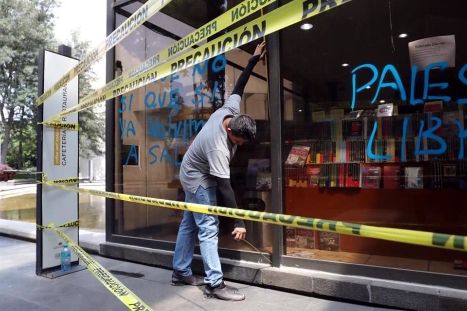 La librería Julio Torri, también atacada durante la protesta, fue aislada con cintas que advierten: 'Precaución'.