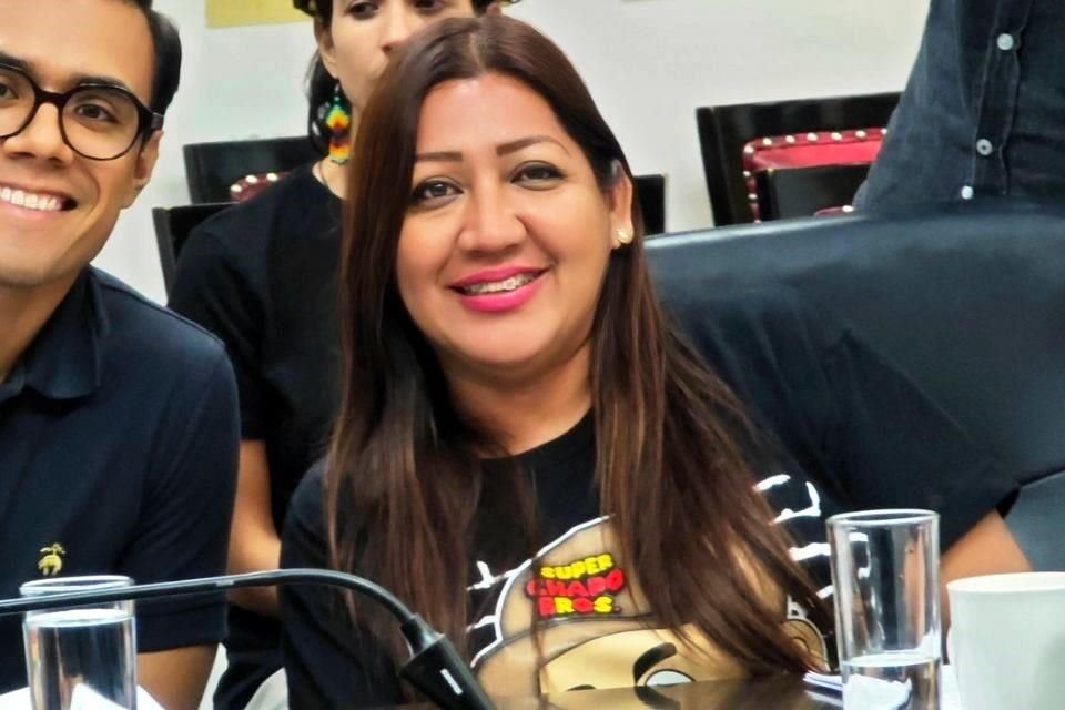 Incluso la funcionaria usó la playera alusiva a la primera detención de 'El Chapo' durante una reunión con el Comité de Defensa del Esterito en la Sala de Cabildo de La Paz.